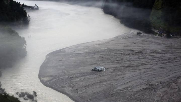 Al menos cinco muertos, 43 desaparecidos y más de 1.200 evacuados tras la riada que arrasó un pueblo del Himalaya