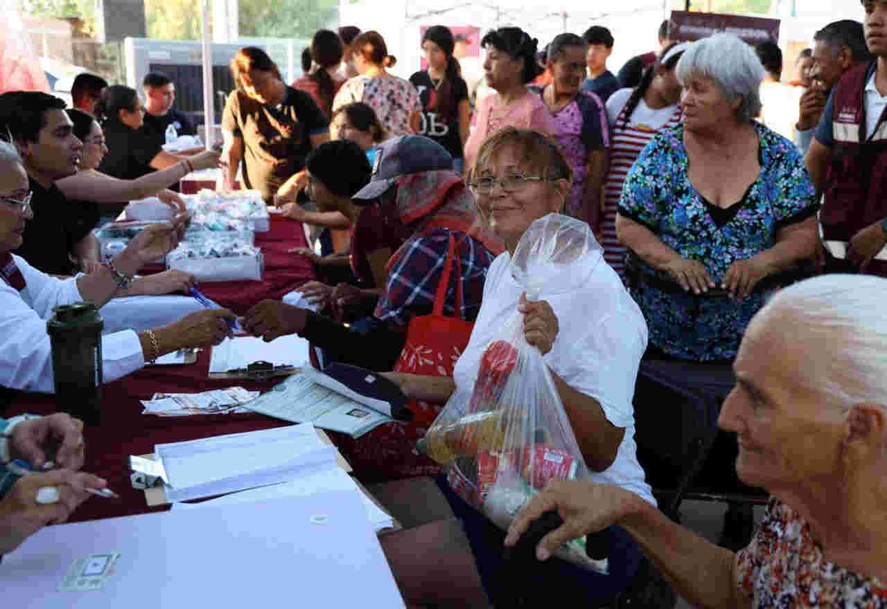 Gobernador Durazo cumple a familias de la colonia Las Peredas con servicios gratuitos de “Sonora Atiende”