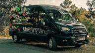 La 'furgoneta discoteca’ de Uber en Ibiza es ilegal: así lo advierte la DGT