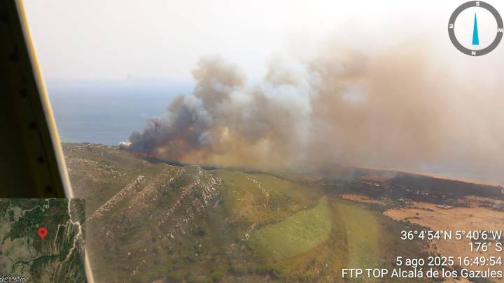 Evacuados hoteles, campings, chiringuitos y 5.000 vehículos por un incendio de Tarifa