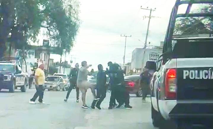Se enfrentan policías y civiles en Tlaxcoapan; director herido