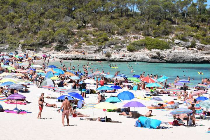 Algo extraño está pasando con el turismo en España: los datos están en máximos, los hosteleros insisten en que hay crisis