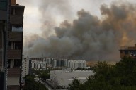 El viento complica la extinción de un incendio de vegetación en Tres Cantos, declarado en nivel 2 por su cercanía a las viviendas