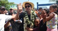 Turba apedrea al candidato Andrónico Rodríguez tras emitir su voto en Bolivia