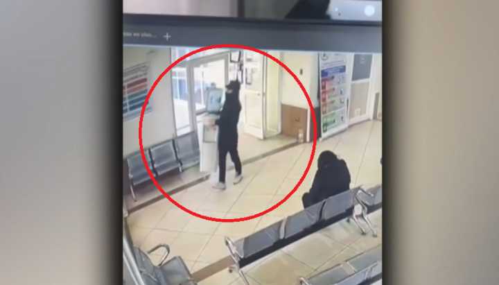 Insólito robo: hombre escapa con dispensador de agua desde cesfam en Temuco