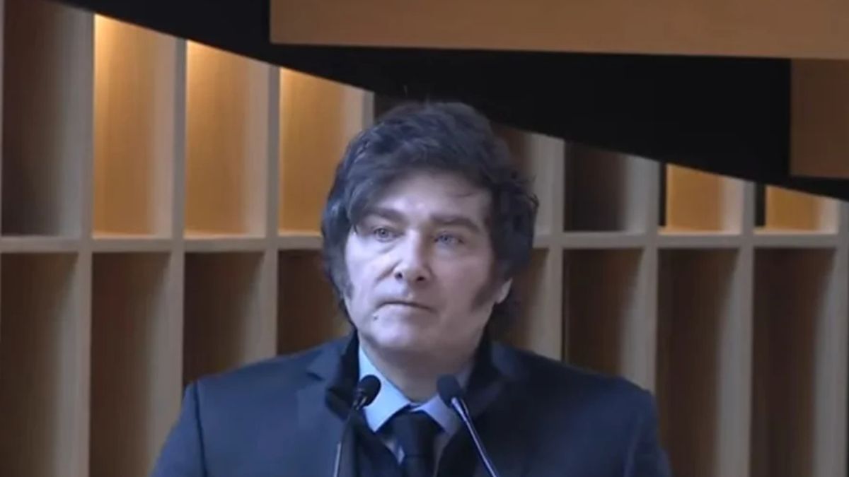 Nuevamente, Milei evitó el escándalo de las coimas en un acto público: "No me importa..."