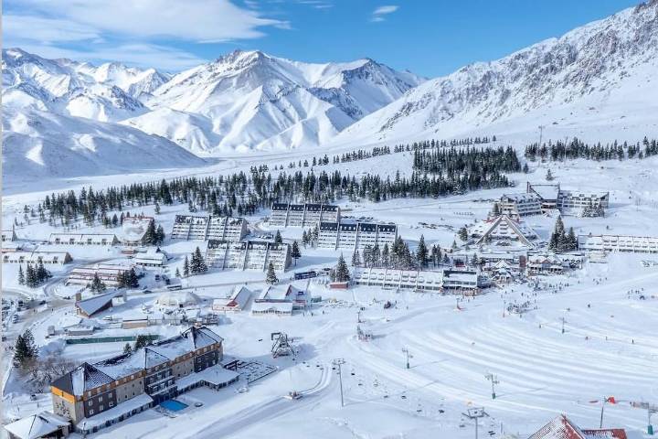 Intensas nevadas renuevan la actividad en dos importantes centros de esquí