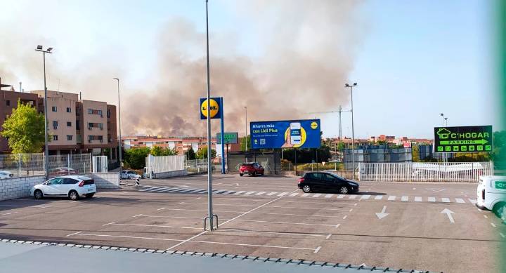 Cortan una carretera y activan el nivel 1 de peligrosidad por un incendio en Cáceres