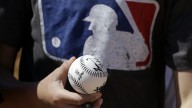 Prospecto da hit con una mano y sorprende a todo el béisbol [Video]