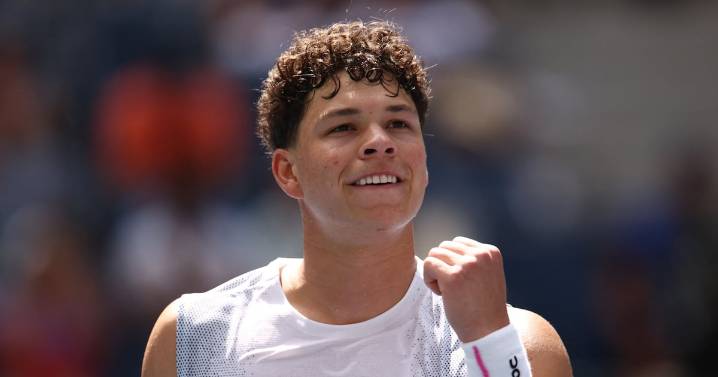 Tennis Star’s Girlfriend Roasts Him With Question at Post