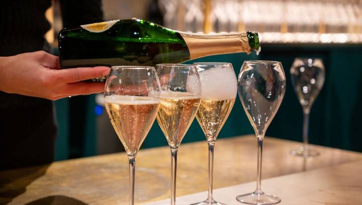 Will Putting A Spoon In My Champagne Keep It Fizzy?