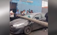 Avenida Grau: poste de luz cae sobre auto y hiere a adulto mayor