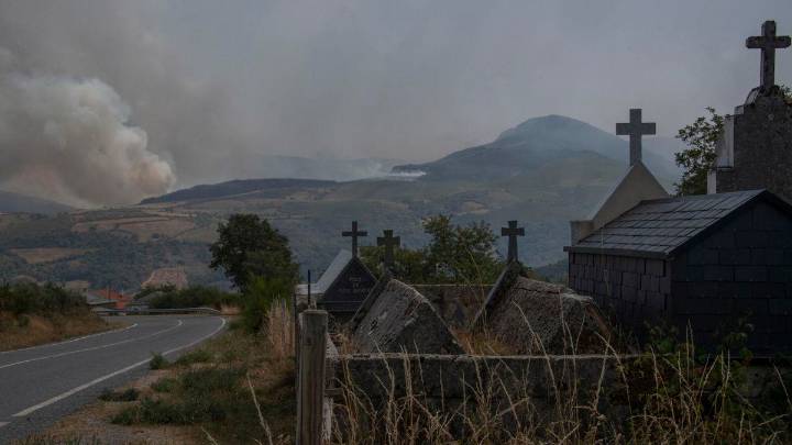Cuatro incendios arrasan 3.700 hectáreas en el Macizo Central de Ourense: el de Chandrexa ya quema 3.000