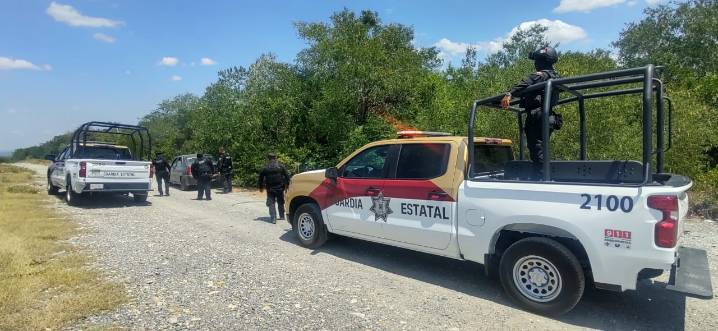 Guardia Estatal apoya con remolque a conductor varado