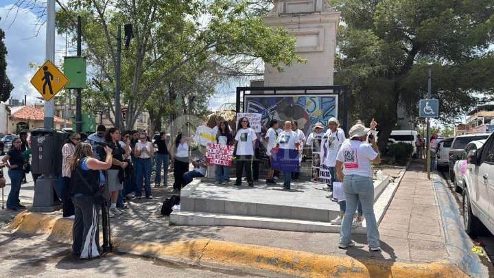Colectivo 'Justicia para Nuestras Hijas' realiza caravana por Día Internacional de Desapariciones Forzadas