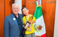 Pequeño campeón mundial de aritmética visita a alcalde de Cuauhtémoc