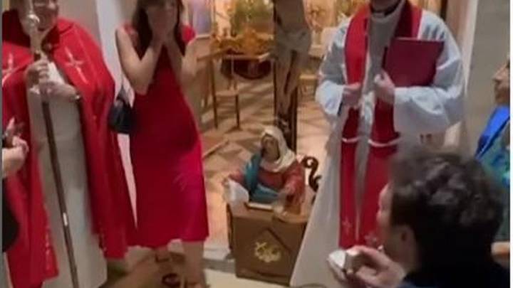 El alcalde de Almudaina le pide matrimonio a su novia al final en la procesión