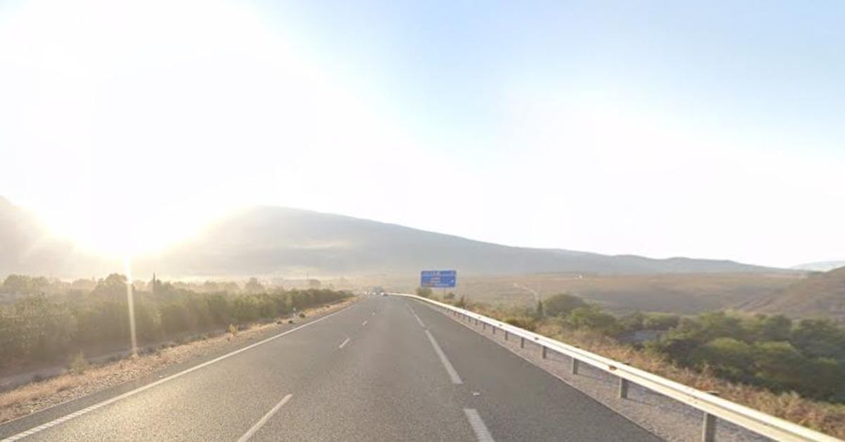 El incendio de un coche a la altura de Cozvíjar causa importantes retenciones en la A