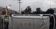 Volcadura de una combi en la autopista México-Pachuca deja una persona muerta y 13 heridas