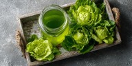 Cómo preparar  y consumir agua de lechuga para relajar la mente y conciliar el sueño