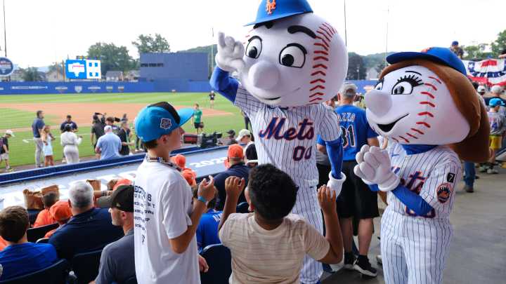 See photos of Mets in Little League Classic vs. Mariners