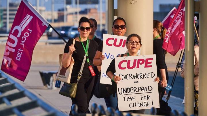 Government forces Air Canada and flight attendants back to work and into arbitration