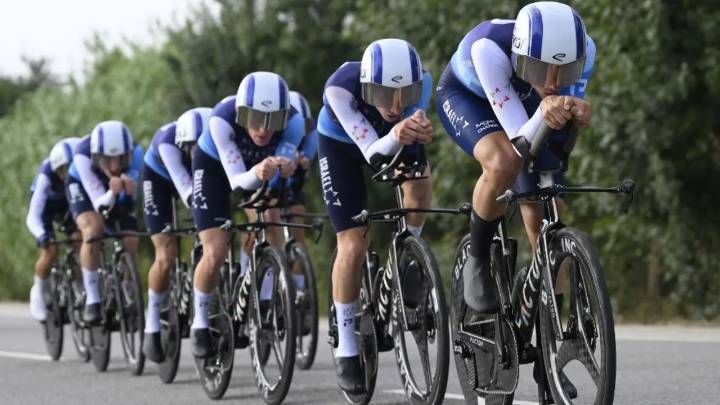 Vuelta a España: protesta irrumpió en la etapa 5 y perjudicó a un equipo en la 'crono'