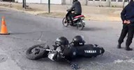 Choque en avenida Discépolo: motociclista terminó hospitalizado con una pierna fracturada