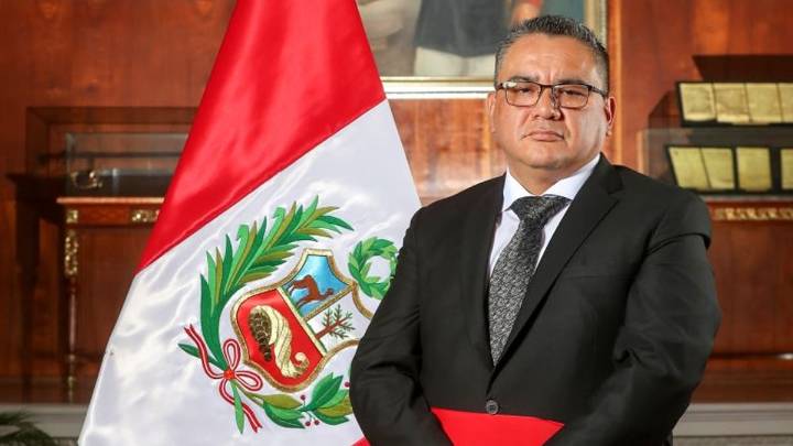 La presidenta de Perú reajusta su Gabinete y recupera a un ministro señalado por tráfico de influencias