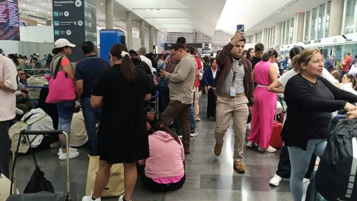 Filas de pasajeros en AICM solicitan reposición de viaje