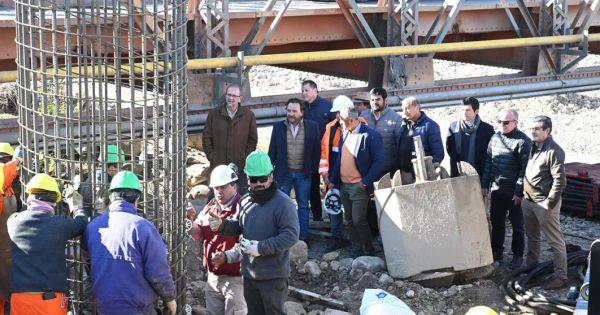Inició la construcción del primer puente sobre río Vaqueros: Sáenz supervisó las obras