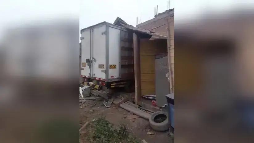 Cuatro niños se salvan de morir luego de que un camión impactara contra dos viviendas en Carabayllo