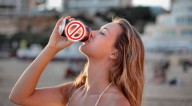ALARMA en Walmart | Suspenden la venta de popular bebida energizante por contener alcohol en secreto