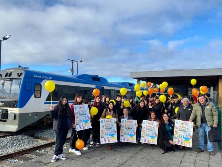 Ministerio de las Culturas junto a estudiantes de Llanquihue viajan en tren para activar el Día de l...