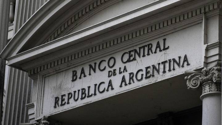 El Gobierno convocó a nueva licitación de deuda para el lunes próximo La medida anunciada por el Ministerio de Economía intentará absorber la liquidez de los pesos e intentar desactivar presiones sobr