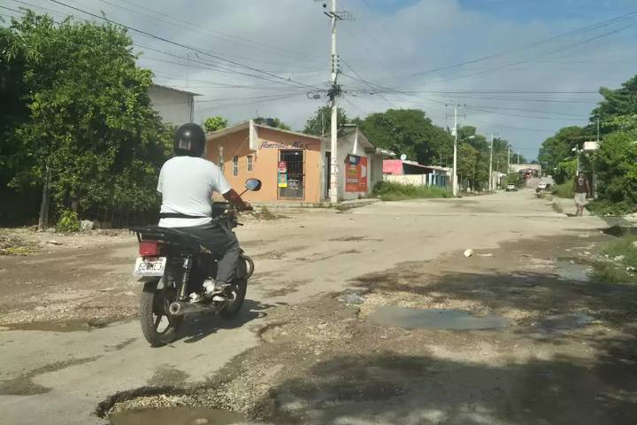Exigen bacheo en la calle 13 de Los Manguitos, vecinos alertan peligro en Champotón
