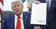 Trump ordena castigar la quema de banderas de EEUU