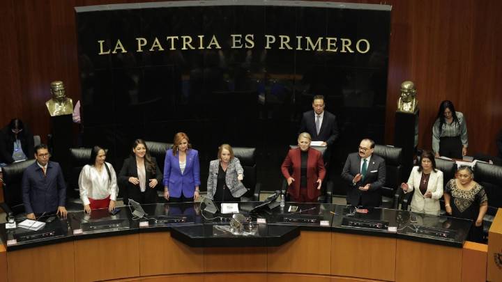 Senadores toman protesta a Laura Itzel Castillo como presidenta de la Mesa Directiva