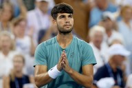 Alcaraz se lleva el título en Cincinnati tras la retirada de Sinner cuando perdía 5