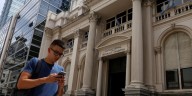 El volumen operado en el dólar despertó las sospechas de que hubo compras de dólares “en bloque” del Tesoro