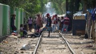“Atrapados e invisibles”: miles de migrantes quedan varados en México por medidas de Trump