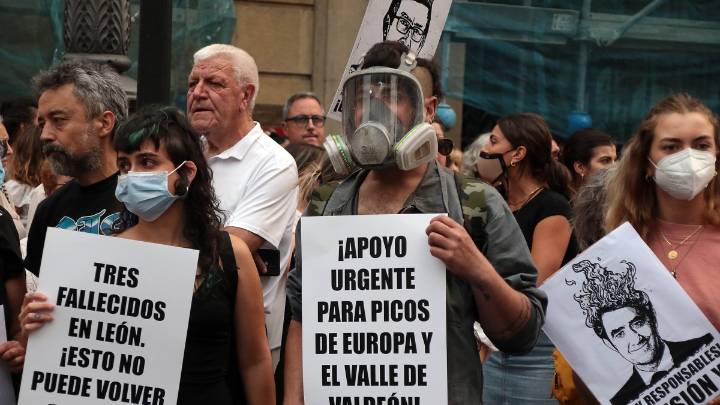 Un millar de personas piden en León dimisiones por la gestión de los incendios que asolan la provincia