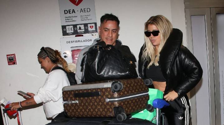 Wanda Nara fue fotografiada en el aeropuerto y un detalle en sus valijas llamó la atención