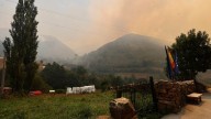 Las llamas siguen sin dar tregua en Cangas del Narcea: se insta a desalojar Genestoso porque se esperan "cortes de carretera y puede ser peligroso"