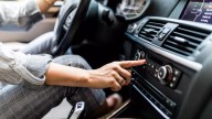 Con los termómetros a 40 grados, presta atención a este elemento del aire acondicionado del coche si no quieres pasar calor