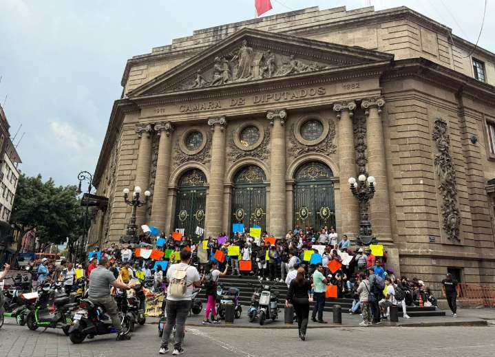 Protestan en Congreso de CDMX por iniciativa para regular motos eléctricas
