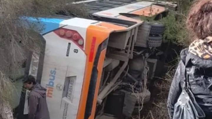 Video: volcó micro que llevaba a pasajeros hacia el Cerro Catedral
