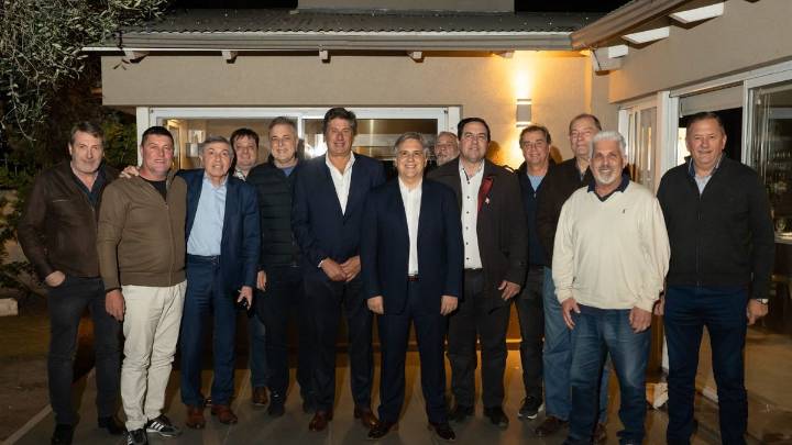Llaryora le puso carne al asado de intendentes peronistas que se suman al club de gobernadores