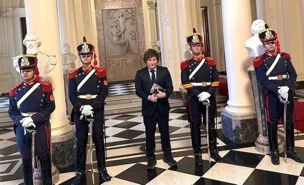 Milei almorzó con los granaderos de Casa Rosada por el 17 de agosto