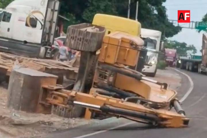 Tráiler deja caer retroexcavadora en el Libramiento El Colomo, Manzanillo